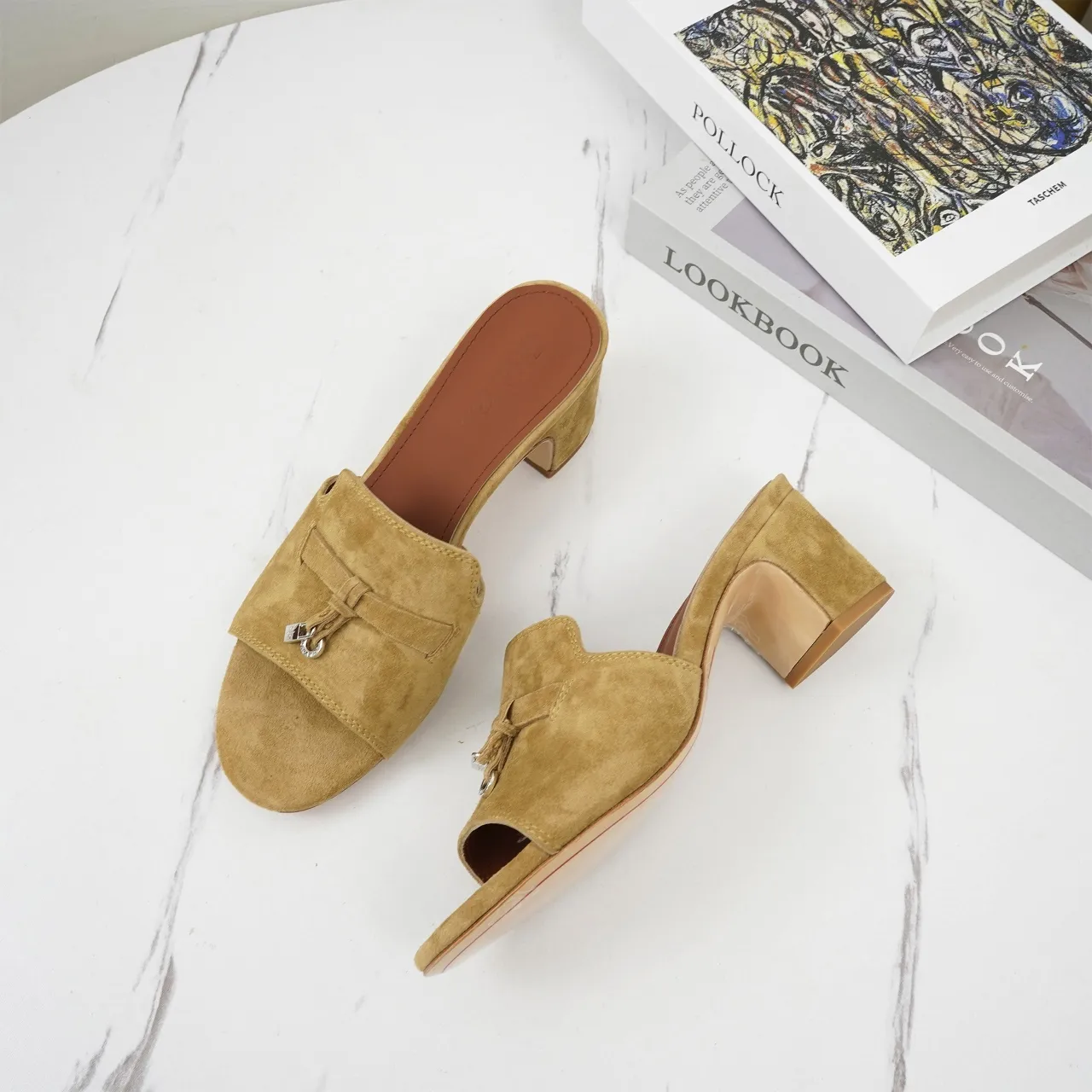 👟👟Ex-factory price 440👟👟 Genuine leather sole +30 suede sheepskin slippers with a strap decorated with Loro Piana My Charms charms and decorated with tone-on-tone stitching. Sophisticated and feminine, it pairs well with both city and resort looks. For those looking for an elegant upgrade, the summer glamor slipper is known for its slim open-back silhouette. size: 35-44 (custom-made sizes 43 and 44 are non-returnable) Upper: imported suede sheep leather (sheep), cowhide ostrich pattern, cowhide snake pattern Lining: imported high-grade mixed sheep silk Heel height: 5.5CM